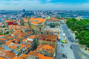 vista panorámica aérea del centro histórico de la ciudad de porto oporto con edificios típicos de techo de tejas rojas foto