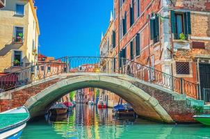 puente a través del estrecho canal de agua en venecia foto