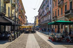 Milán, Italia, a través de la calle peatonal casale con restaurantes foto