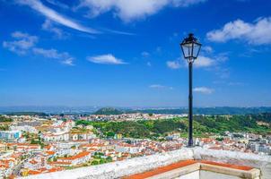 vista panorámica aérea de los edificios del distrito residencial de la ciudad de nazare y el fondo de las colinas verdes foto