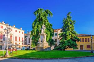 estatua del monumento en la plaza piazza del duomo en el antiguo centro histórico de la ciudad de vicenza foto