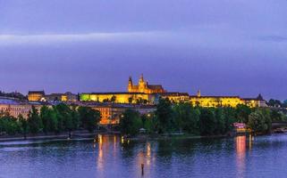 vista del casco antiguo de praga, centro histórico con castillo de praga, st. catedral de san vito foto