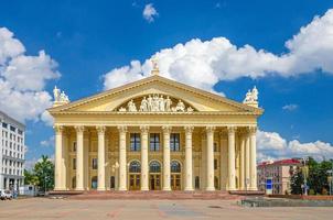 edificio del palacio de la cultura de los sindicatos con columnas en la plaza de octubre en minsk foto