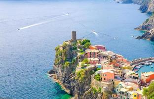 vernazza tradicional pueblo típico italiano en el parque nacional cinque terre foto