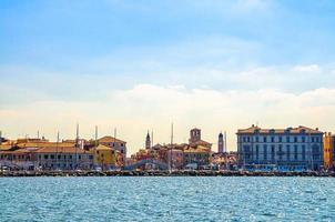 vista desde la laguna marina del paisaje urbano de la ciudad de chioggia foto