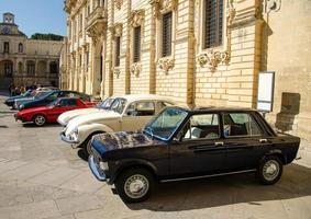 coches de automóviles retro clásicos antiguos en italia foto