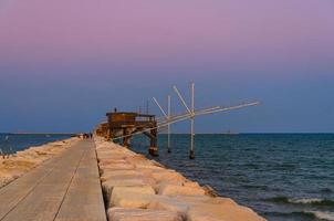 casas de estaciones de pesca tradicionales con red de pesca en agua del mar adriático foto