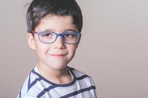 niño sonriente con gafas foto