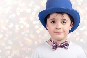 niño con sombrero y pajarita foto