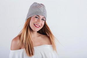 mujer joven sonriente con sombrero de invierno foto