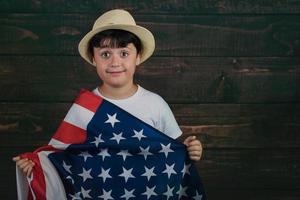 niño con la bandera de los estados unidos foto