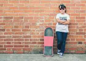 niño con patineta en la calle foto