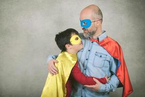 día del padre, padre e hijo disfrazados de superhéroe. foto