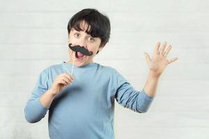 feliz día del padre, niño con bigote falso en palo foto