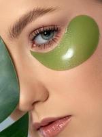 mujer con parches verdes debajo de los ojos foto