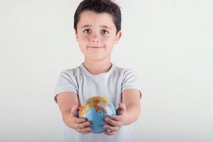 niño sosteniendo un globo foto