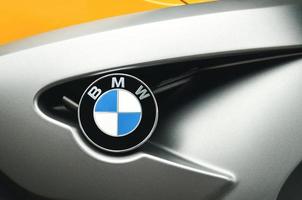 primer plano del logotipo de bmw en motocicleta deportiva foto