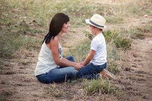 madre con su hijo foto