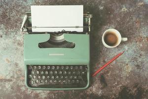 vieja máquina de escribir junto a una taza de café foto