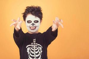 feliz Halloween. niño divertido en un disfraz de esqueleto de halloween