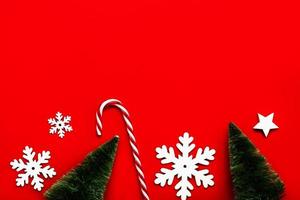 Feliz Navidad. árboles de navidad, copos de nieve y bastones de caramelo a rayas con espacio para copiar. fondo del concepto de navidad foto