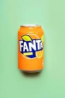 lata de fanta naranja foto