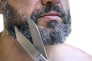 corte de barba con tijeras grandes y viejas foto