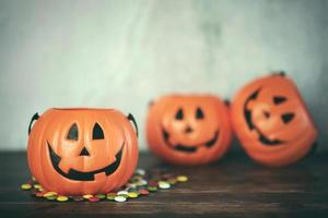 feliz Halloween. calabaza de halloween con dulces de colores foto