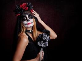 mujer joven en halloween foto