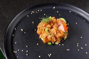 tartar de salmón con aguacate, cebolleta, tomate y caviar foto