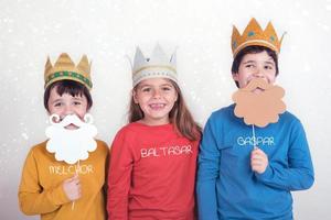 niños disfrazados de tres reyes magos foto