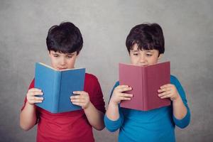 niños leyendo un libro foto