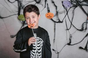 chico gracioso en la fiesta de halloween foto