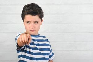 niño enojado apuntando al frente foto