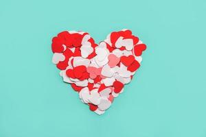 vista superior de corazones de papel en forma de corazón. concepto de celebración del día de san valentín foto