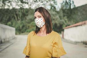 mujer joven con mascarilla médica foto