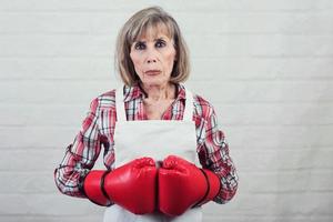 triste anciana con guantes de boxeo foto