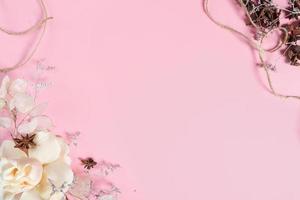 preparación para una futura postal. flores rosas sobre un fondo rosa con espacio para texto foto