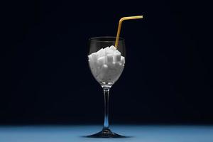 Contenido de azúcar en bebidas alcohólicas. cuanto azúcar en la bebida. composición creativa foto