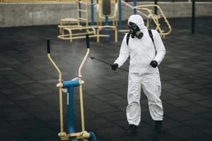 limpieza y desinfección en el patio de recreo en el complejo sity en medio de los equipos epidémicos de coronavirus para los esfuerzos de desinfección prevención y control de infecciones de traje y máscara de protección epidémica