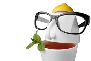 composición creativa sobre el tema del té. tazas de té en forma de rostro humano con gafas. aislado en blanco foto