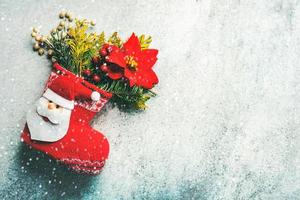 Feliz Navidad. calcetín navideño con decoración navideña y copos de nieve con espacio de copia foto