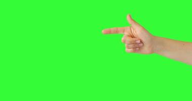 mano de mujer aislada que muestra el símbolo hey you sign apuntando algo. composición de pantalla verde. paquete de movimientos de gestos sobre fondo clave de croma con llave. lenguaje corporal.