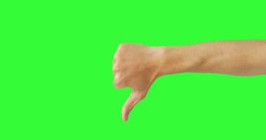 mão de mulher isolada mostrando os polegares para baixo, não gosta, não gosta ou símbolo de sinal negativo. composição de tela verde. pacote de movimentos de gestos em fundo de chave de croma com chave. linguagem corporal.
