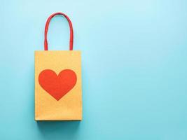 feliz día de san valentín bolsa de compras con un corazón rojo concepto de día de san valentín foto