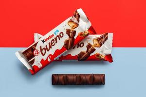 Primer plano de paquetes de kinder bueno y kinder bueno barra de chocolate con leche foto