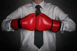 empresario en guantes de boxeo rojos sobre fondo negro foto