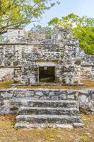 antiguo sitio maya con templo ruinas pirámides artefactos muyil mexico. foto