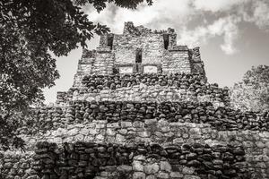 antiguo sitio maya con templo ruinas pirámides artefactos muyil mexico. foto