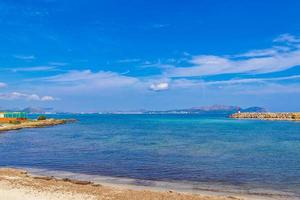 Hermoso paisaje de costa y playa panorama can picafort mallorca españa. foto